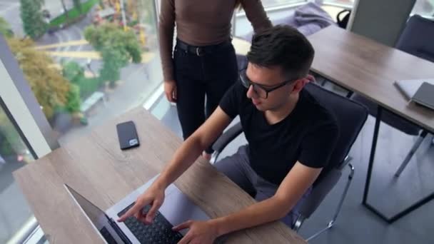 Koledzy Pracy Przyglądają Się Dokładnie Laptopowi Ludzie Wskazujący Ekran Miejska — Wideo stockowe