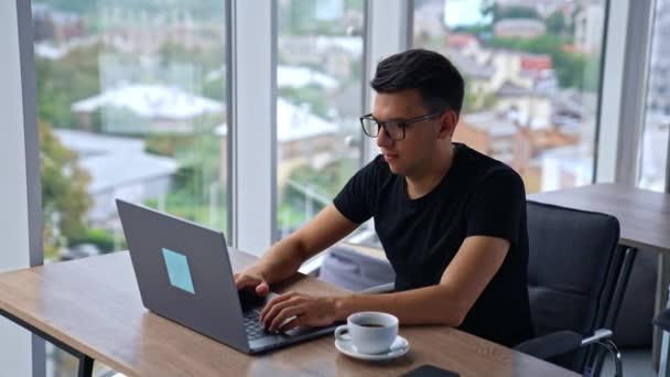 Hombre Guapo Freelancer Trabajando Computadora Empresario Gafas Enfocado Teclear Laptop — Vídeos de Stock
