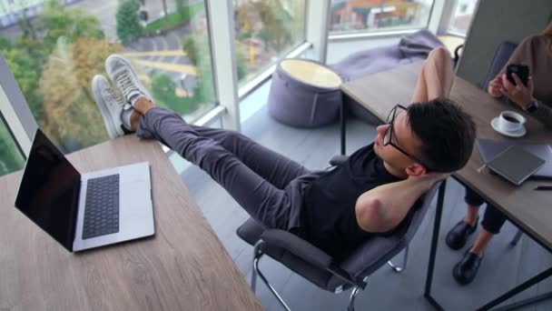 Люди Отдыхают Работы Офисе Мужчина Сидит Ногами Столе Руками Головой — стоковое видео