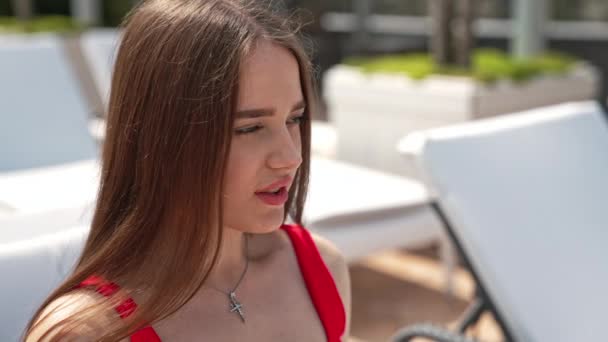 Güzel Genç Bayan Beyaz Şezlongda Uzanıyor Rahatlatıcı Arkadaş Yaz Tatilinde — Stok video