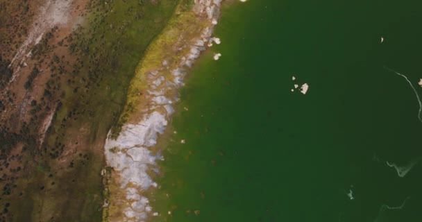 白盐碎片从美国加州莫诺湖渗出 从鸟瞰看盐水湖中的水 — 图库视频影像