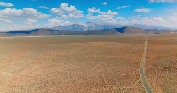 Paesaggio Asciutto Deserto Senza Vegetazione Paesaggio Mozzafiato Montagne Sullo Sfondo — Video Stock