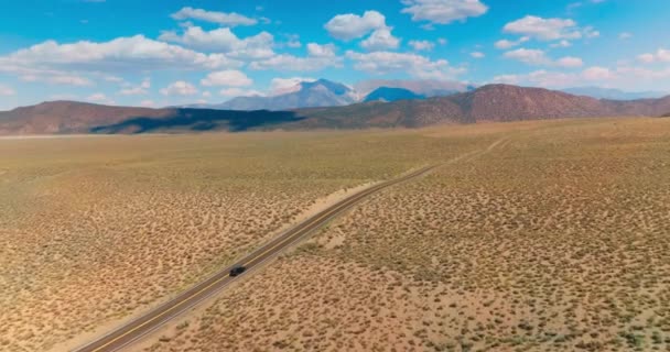 Δρόμος Δύο Λωρίδων Που Οδηγεί Στα Όμορφα Βουνά Highway Στη — Αρχείο Βίντεο