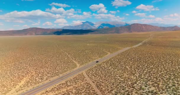 Auto Estrada Longo Deserto Limitado Por Cordilheira Nuvens Cúmulos Suaves — Vídeo de Stock