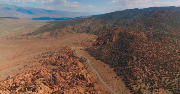 Estrada Passando Entre Rochas Escarpadas Paisagem Deserta Imagens Dia Ensolarado — Vídeo de Stock