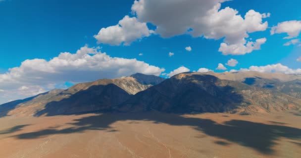 Prachtige Bergen Schaduw Van Witte Pluizige Wolken Nevada Rotsen Achtergrond — Stockvideo