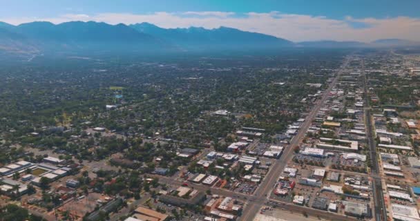 緑豊かなソルトレイクシティの最高のパノラマ 背景にある山の青いシルエット アリアルな視点 — ストック動画