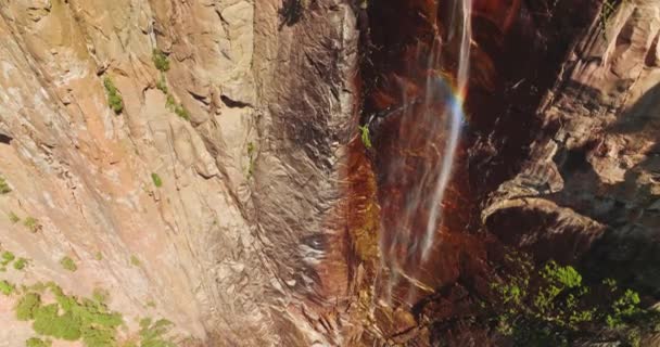ほぼ乾燥した滝は風に吹く水と虹を作り出します ヨセミテ国立公園のクリフ カリフォルニア州 晴れた日に米国 — ストック動画