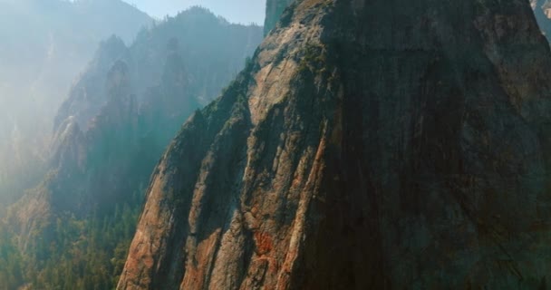 Ostré Strmé Útesy Pokryté Hustou Bílou Mlhou Yosemitském Národním Parku — Stock video