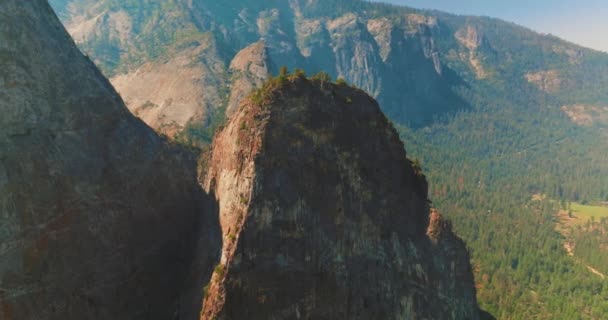 Craggy Strmé Útesy Yosemite National Park Kalifornie Usa Slunečného Dne — Stock video