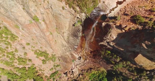 カリフォルニア州ヨセミテ国立公園の急な崖から落ちる小さなクリーク 日当たりの良い暑い日の空中からのほぼ乾燥した滝 — ストック動画