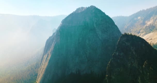 Yosemite Ulusal Parkı Nın Çıplak Kayalıkları Kaliforniya Abd Arkaplanda Ufku — Stok video
