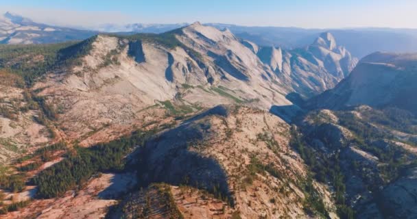 Серые Камни Освещаются Ярким Солнцем Горный Ландшафт Национального Парка Йосемити — стоковое видео
