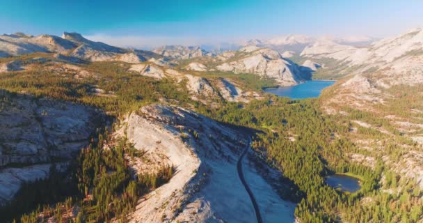 Yosemite National Park Cenário Nos Raios Sol Quente Brilhante Rochas — Vídeo de Stock