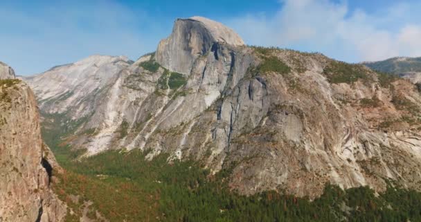Stora Berg Yosemite Kalifornien Usa Strålarna Ljus Sol Grön Skog — Stockvideo