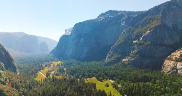 在美丽的绿树成荫的山谷中飞翔 美国约塞米蒂国家公园岩石的阳光普照 顶部视图 — 图库视频影像