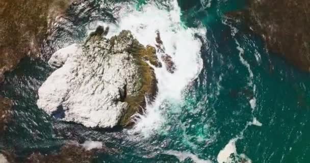 Σκαρφαλωμένος Βράχος Στον Γαλάζιο Ωκεανό Λευκά Κύματα Πέφτουν Από Τον — Αρχείο Βίντεο