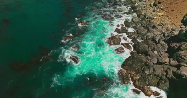 Turquoise Water Splashing Stones Shore Rocky Coastline California White Waves — Stock Video