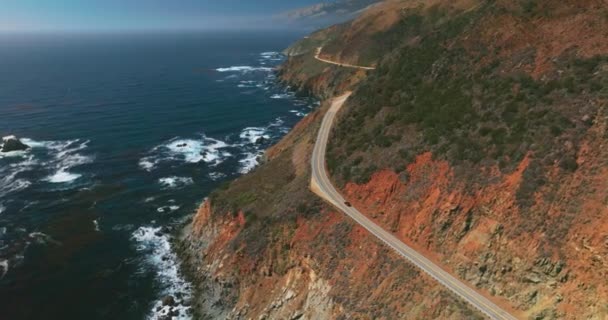 Magníficas Montanhas Califórnia Com Auto Estrada Meio Oceano Azul Escuro — Vídeo de Stock