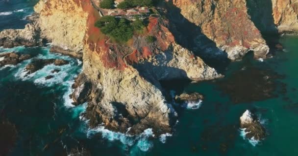Υπέροχοι Ψηλοί Βράχοι Στην Ακτή Σπίτια Στην Κορυφή Όμορφο Ορόσημο — Αρχείο Βίντεο