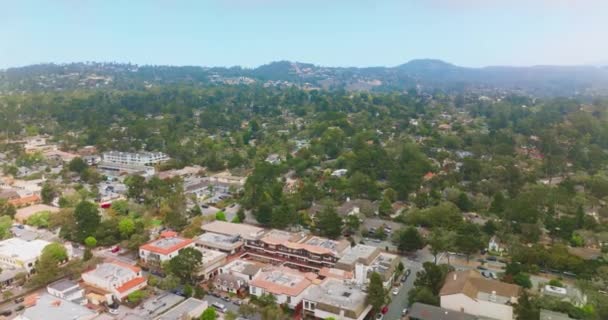 Gemütliche Schöne Stadt Carmel Sea Kalifornien Grünes Stadtpanorama Mit Bergen — Stockvideo