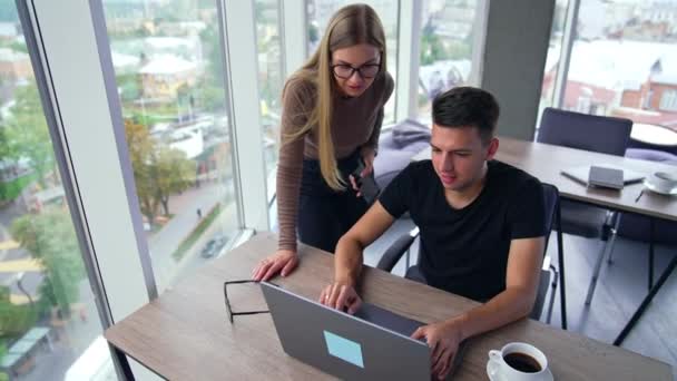Umtriebige Büroangestellte Diskutieren Arbeitsfragen Männliche Und Weibliche Blicke Auf Laptop — Stockvideo