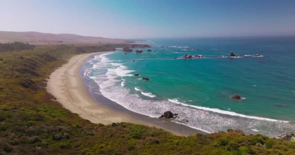 Krásné Hypnotizující Pěnové Vlny Přijíždějící Písečnou Pláž Skalnatý Břeh Pokrytý — Stock video