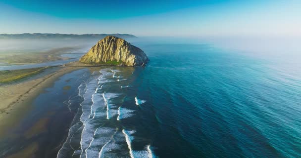ビーチに巨大な岩を持つ太平洋の海岸線の素晴らしい景色 海岸に来る白い泡立った潮 — ストック動画