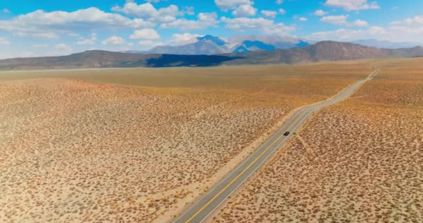 Самотня Чорна Машина Дорозі Невади Сша Прекрасне Бачення Пустелі Контрастує — стокове відео
