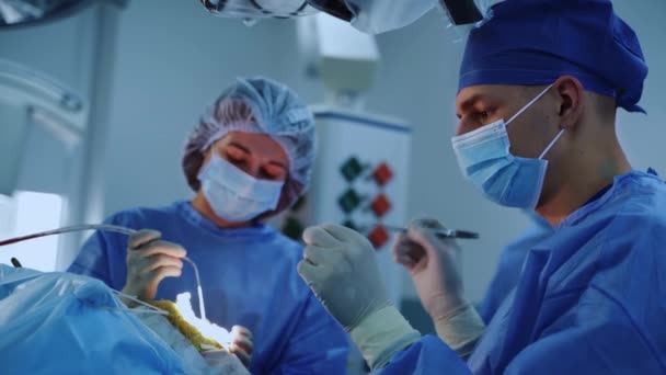 Noggrann Läkare Använder Metallverktyg Vid Operation Kirurg Böja Nära Den — Stockvideo