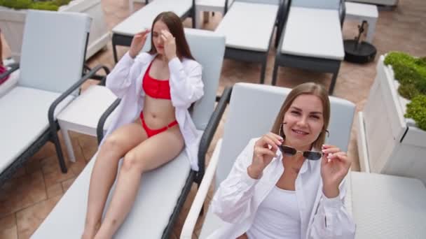 Lindas Senhoras Caucasianas Deitam Nas Cadeiras Praia Relaxamento Spa Centro — Vídeo de Stock