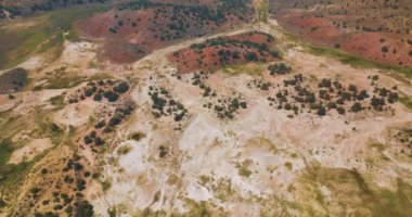 Travertine Kaplıcaları ve biraz yeşillik. Hava perspektifinden çeşitli renklerin kuru görünümü.