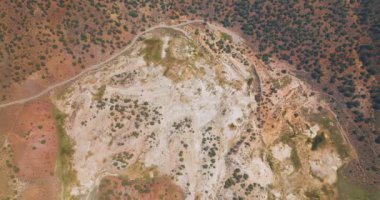 Travertine Kaplıcaları 'nın gündüz manzarası. Yolun sonuna birkaç araba park etmiş bir otoyol. Hava perspektifi.