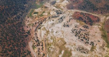 Travertine Hot Springs, California, ABD 'nin alışılmadık renkli manzarası. Yolun sonuna birkaç araba park etmiş. Hava görünümü.