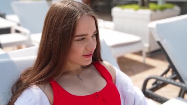 Morena Atraente Com Cabelos Longos Vestindo Maiô Vermelho Camisa Branca — Vídeo de Stock