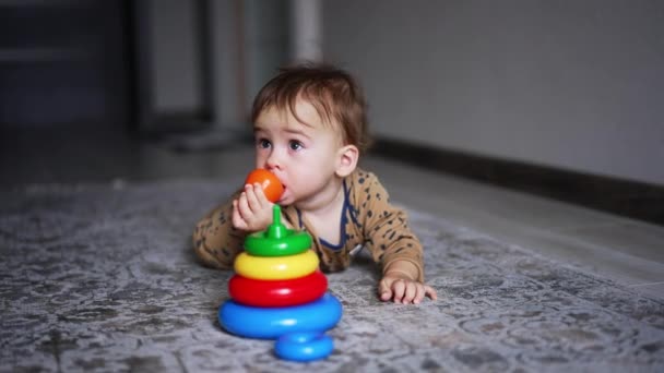 Menino Romper Marrom Encontra Tapete Dentro Casa Criança Adorável Ano — Vídeo de Stock