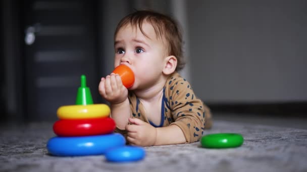 Słodki Mały Chłopiec Leżący Podłodze Piramidą Zabawki Urocze Dziecko Wzięło — Wideo stockowe