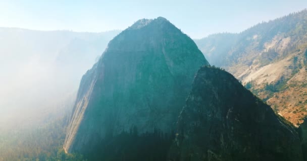 Parlak Işık Siste Yüksek Dağ Yosemite Ulusal Parkı Nın Muhteşem — Stok video