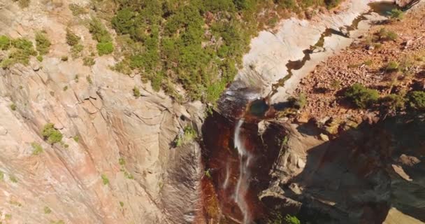 Pequena Cachoeira Nas Montanhas Yosemite Califórnia Eua Penhasco Alto Com — Vídeo de Stock