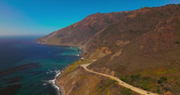 Montañas Marrones Con Autopista Costa California Rocas Escarpadas Que Descienden — Vídeo de stock