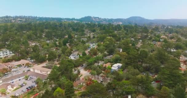 卡梅尔海滨的城市风景 绿树成荫 从空中看加利福尼亚美丽的海滨城市 — 图库视频影像
