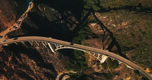 Cesta Mostě Přes Propast Mezi Horami Sestup Nad Krásnou Stavbou — Stock video
