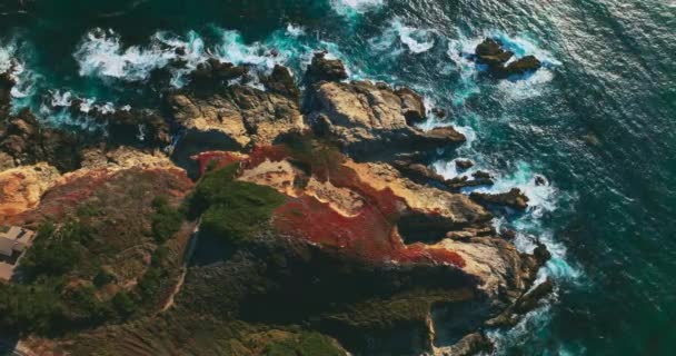 Krásné Bílé Vlny Šplouchající Podél Skal Pobřeží Kalifornie Rugged Shore — Stock video