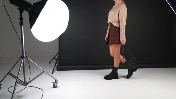 Süveter Mini Etek Uzun Siyah Botlar Giyen Genç Bir Model — Stok video