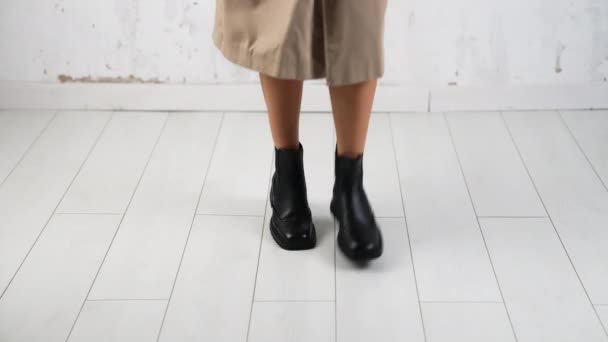 Femme Portant Des Bottes Noires Élégantes Sautant Dansant Bottes Cuir — Video