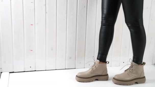 Demostración Botas Color Beige Bajo Con Cordones Modelo Pantalones Cuero — Vídeo de stock