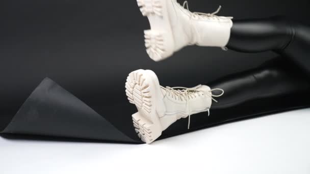Beyaz Traktör Tabanlı Çizme Giyen Bir Modelin Bacakları Stüdyoda Yerde — Stok video