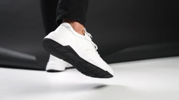 Beyaz Modern Şık Spor Ayakkabıları Gösterisi Erkek Kameranın Önünde Ayağını — Stok video