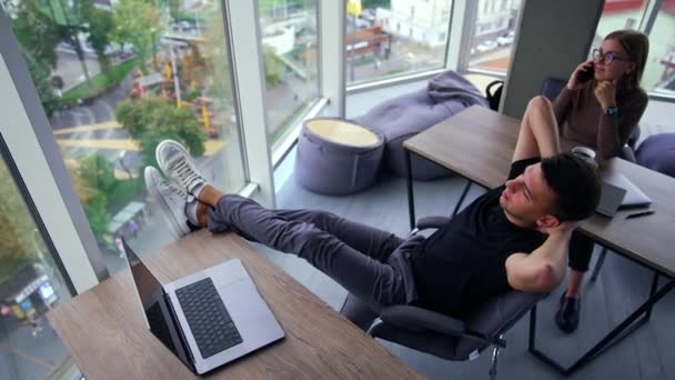 Ofiste Çalışan Insanlar Işe Ara Veriyorlar Sandalyede Oturan Bacakları Masada — Stok video