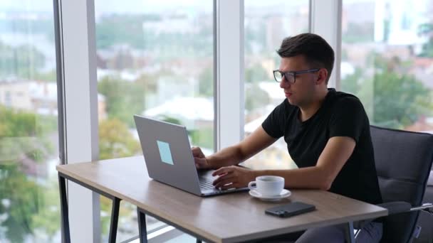 Elfoglalt Fiatalember Laptop Előtt Leteszi Szemüveget Figyelmesen Néz Képernyőn Irodai — Stock videók